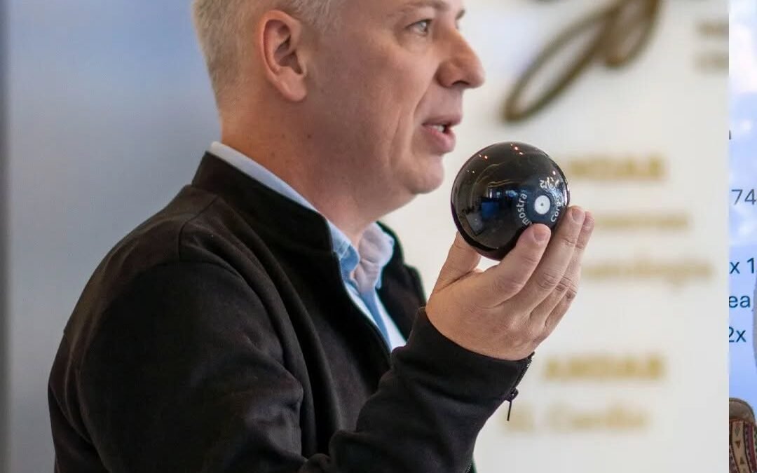 médico segurando balão intragástrico para perda de peso e emagrecimento